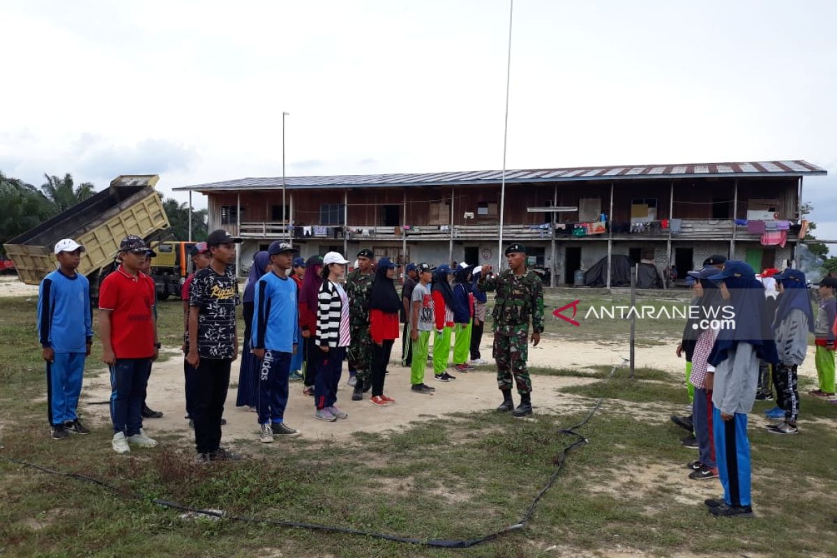 Prajurit Yonif Raider 600 MDG latih siswa perbatasan persiapan HUT RI