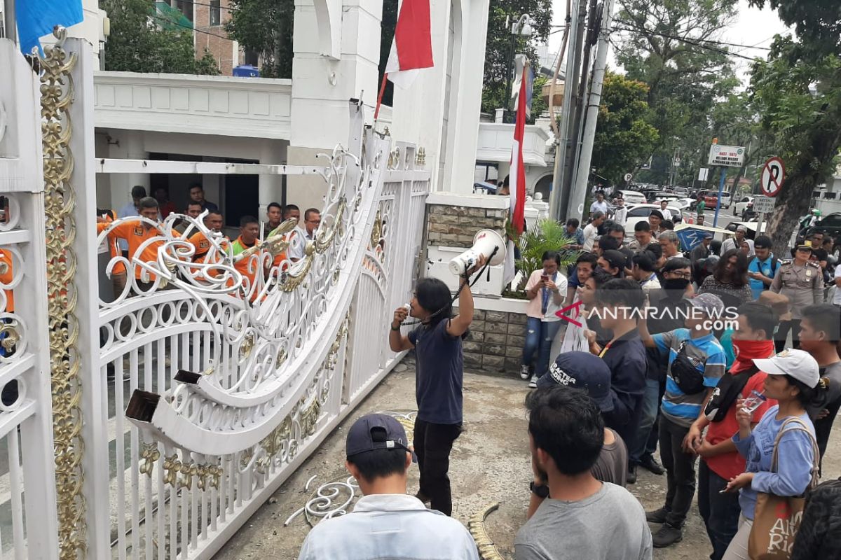 Pagar kantor Gubernur rusak akibat pengunjuk rasa