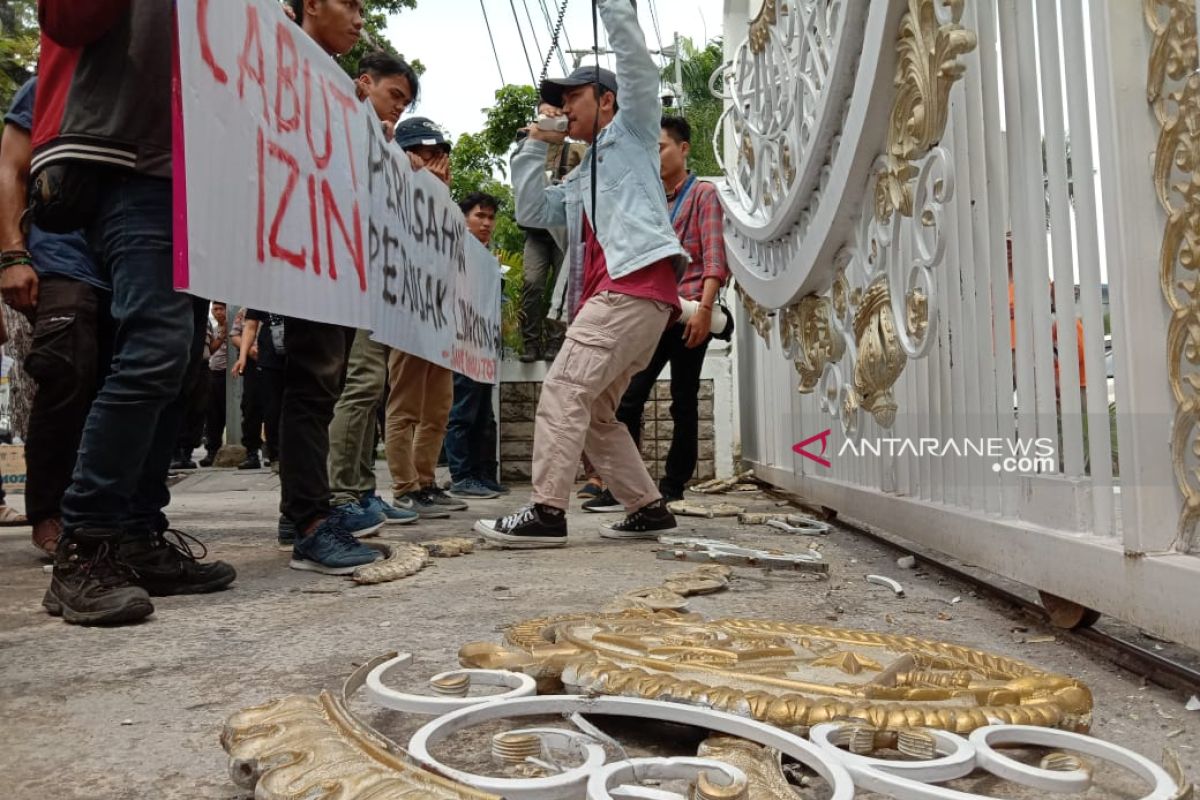 Unjuk rasa soal Danau Toba di kantor Gubernur Sumut, massa rusak pagar