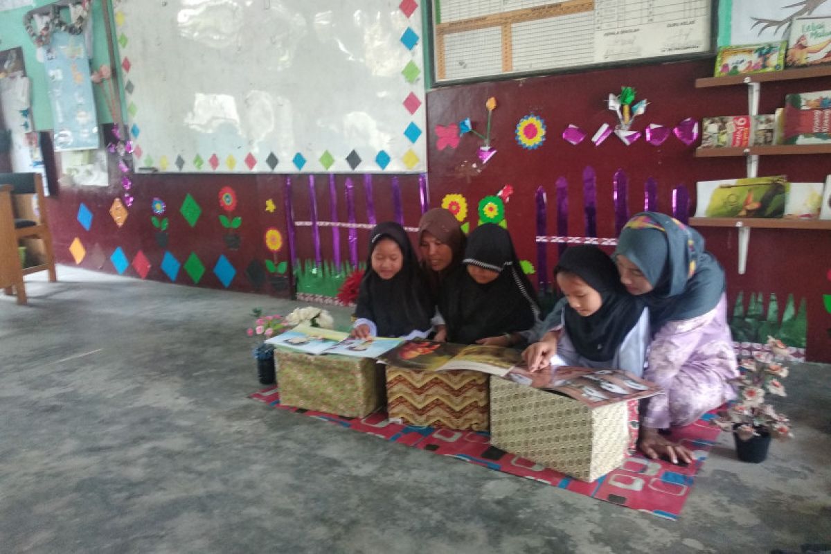 Pojok literasi menjauhkan Rasyid dari gawai