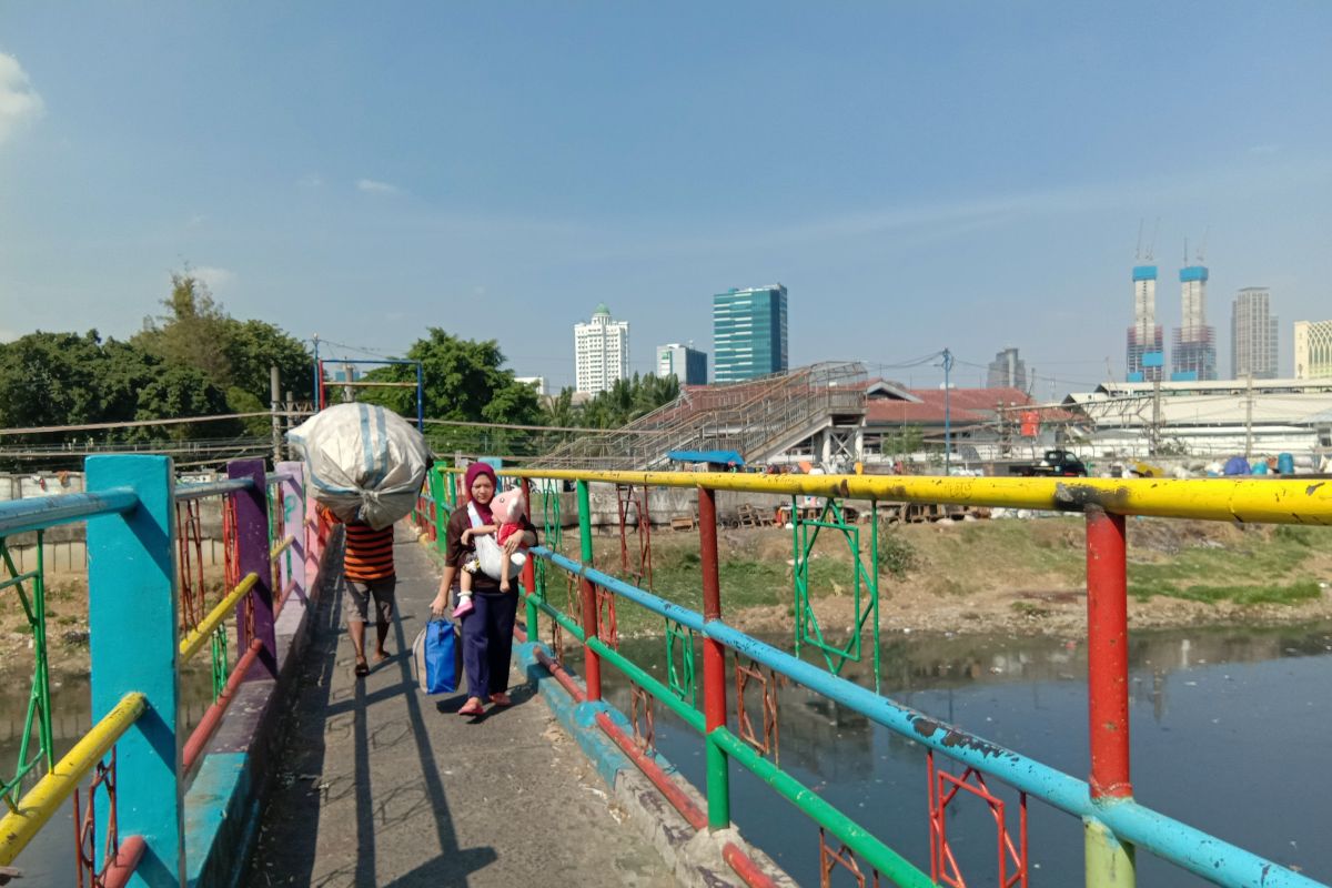 Sungai Ciliwung makin hitam dan berbau saat kemarau