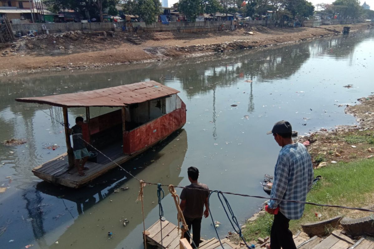 Warga keluhkan dampak kekeringan di Sungai Ciliwung