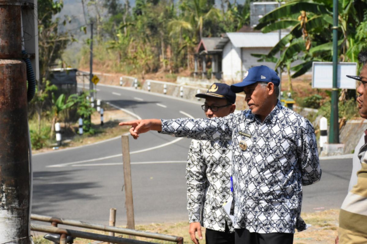 Bupati Sleman meninjau trase pembangunan jalan lintas kabupaten