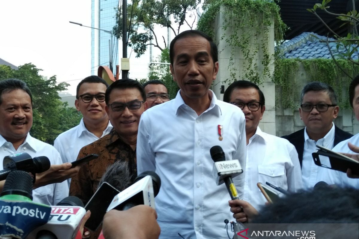 Jokowi  hadiri pembubaran tim kampanye nasional