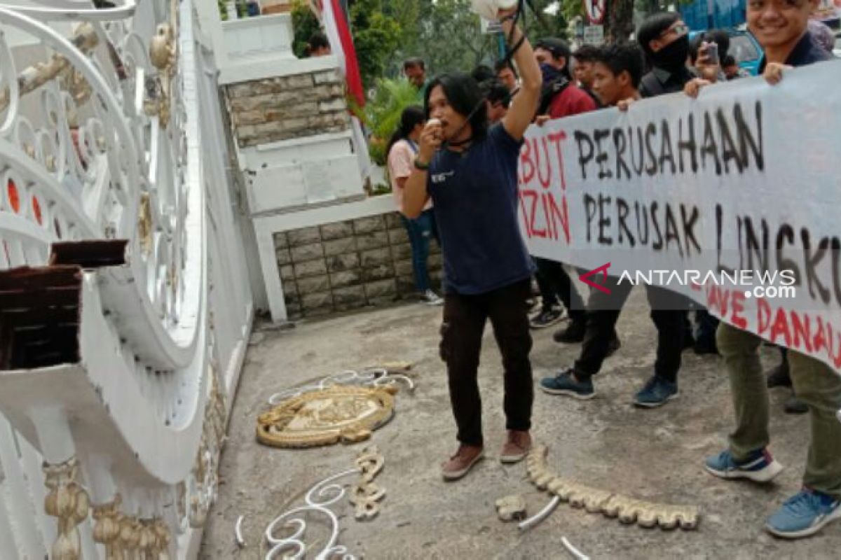 Demo kantor Gubernur Sumut, massa GMKI rusak pagar