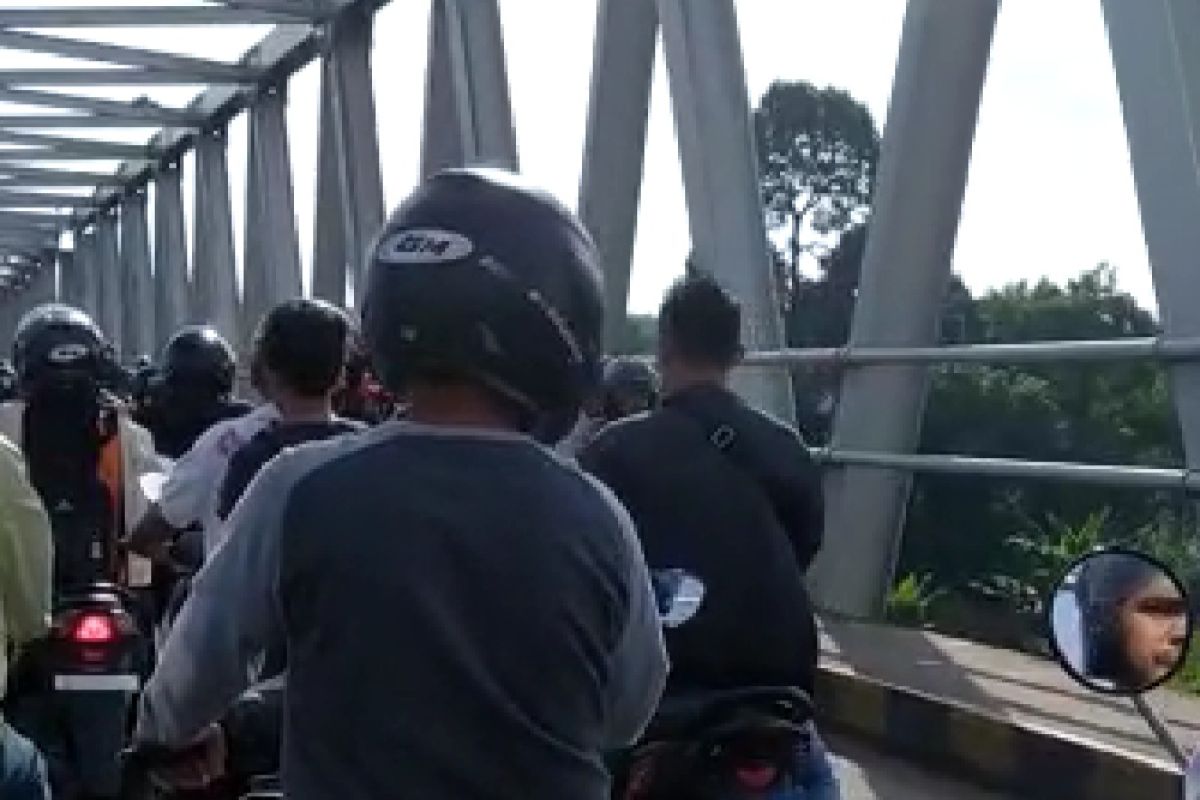 Terjadi kemacetan di Jembatan Kapuas II