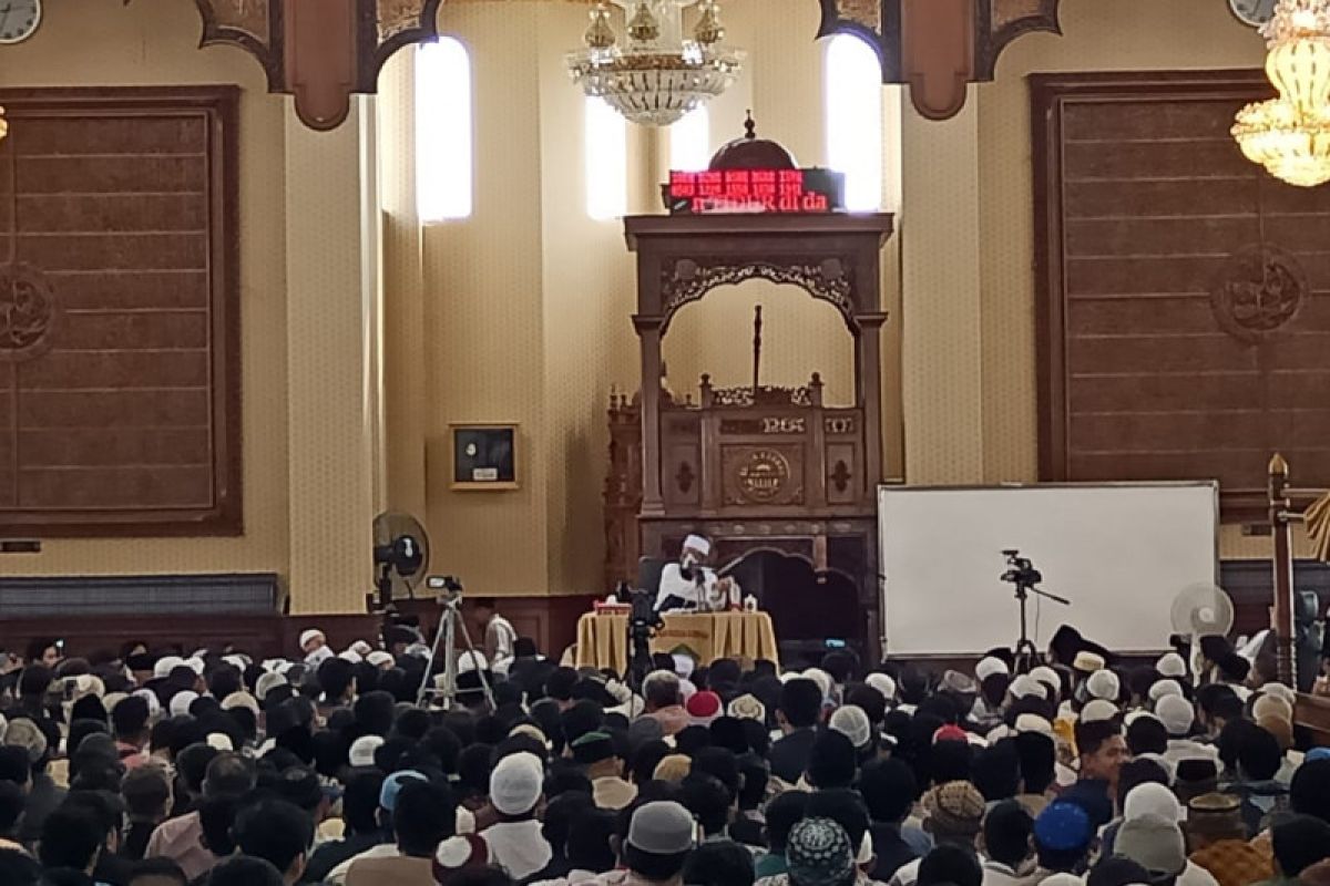 Jamaah membludak hadiri ceramah Ustad Adi Hidayat di Padang