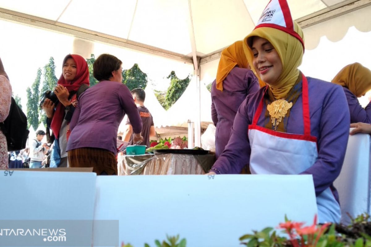 Juara memasak rendang antar istri gubernur, Siti Atiqoh jadikan masakannya oleh-oleh untuk suami