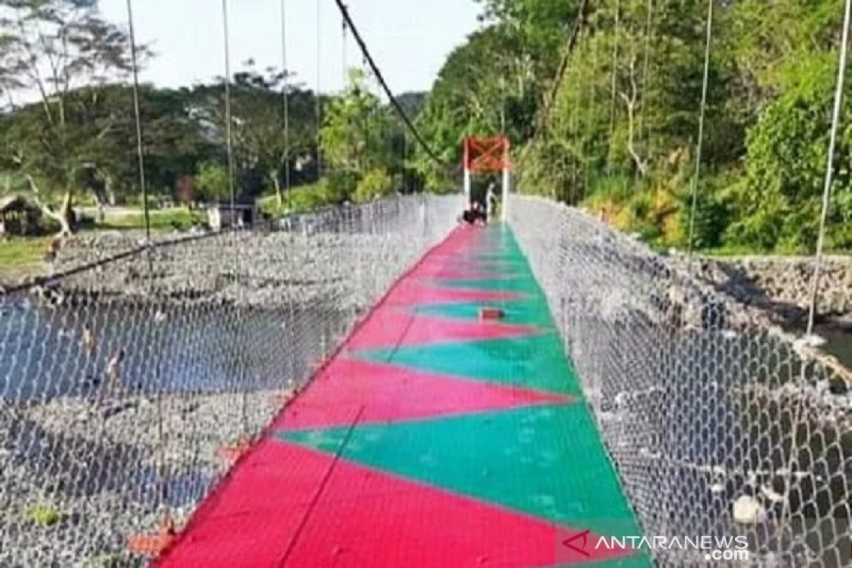 Jembatan gantung Desa Mendingin OKU memesona dengan cat warna-warni