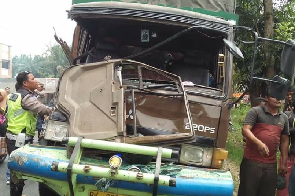 Truk barang tabrak 5 kendaraan, satu orang tewas