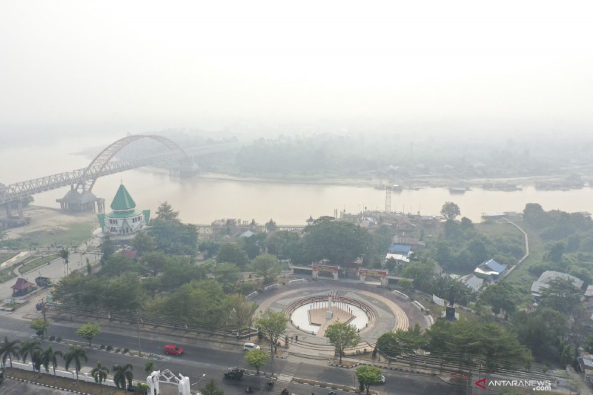 Bau kabut asap karhutla terasa menyengat di Palangka Raya saat pagi hari