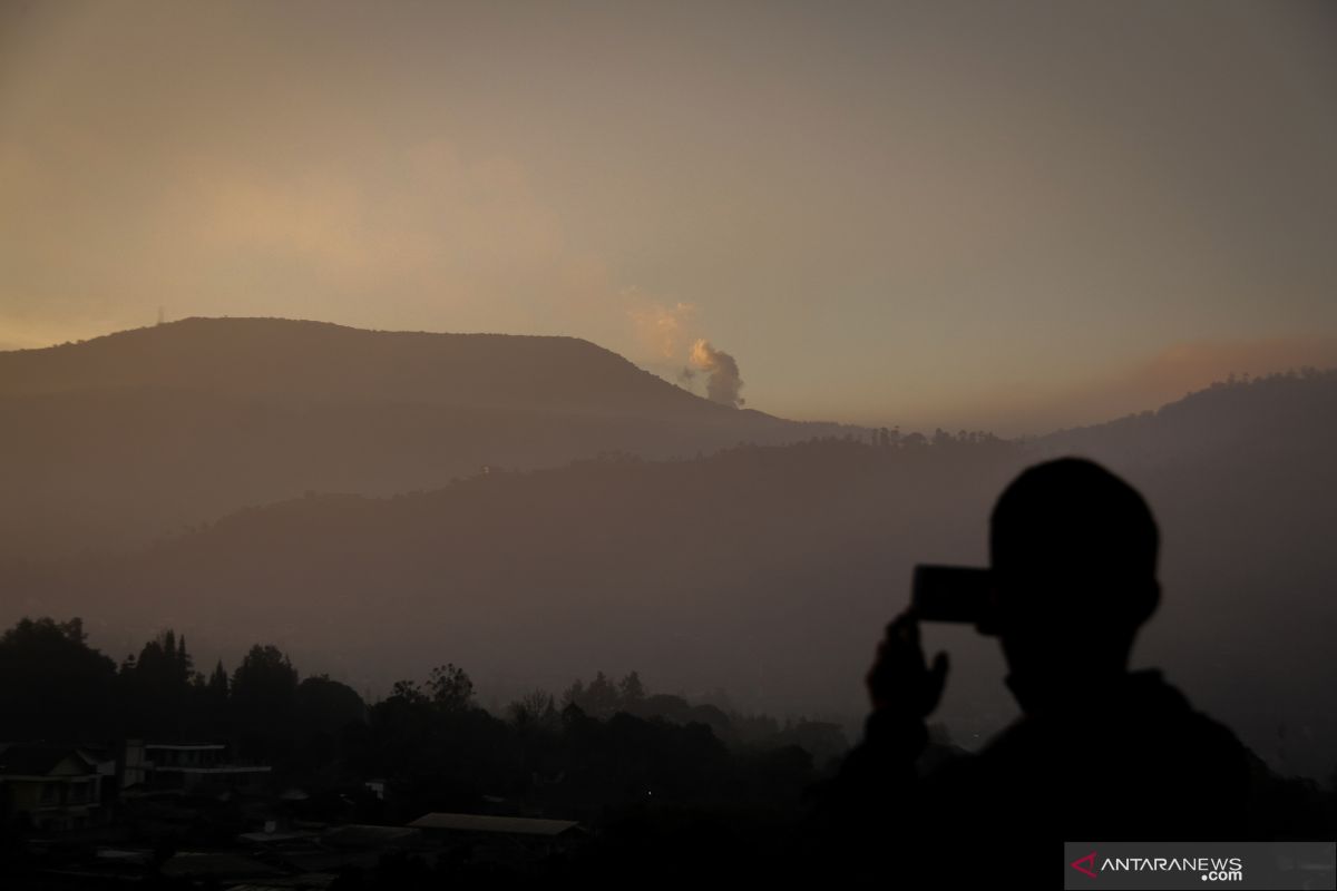 Tagana bantu evakuasi pengunjung erupsi Tangkuban Perahu