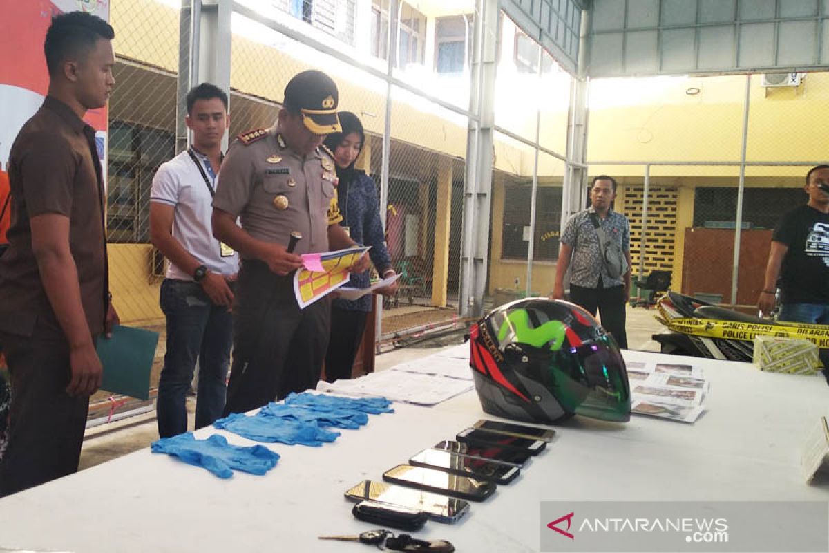 Curi telepon genggam untuk berjudi, Polisi tangkap pasangan suami istri