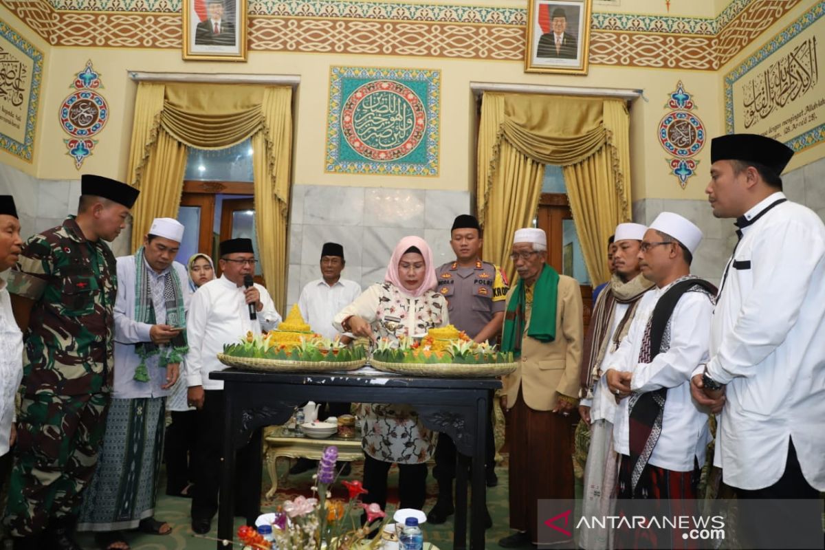 Dapat kejutan ulama, Bupati Serang menangis terharu