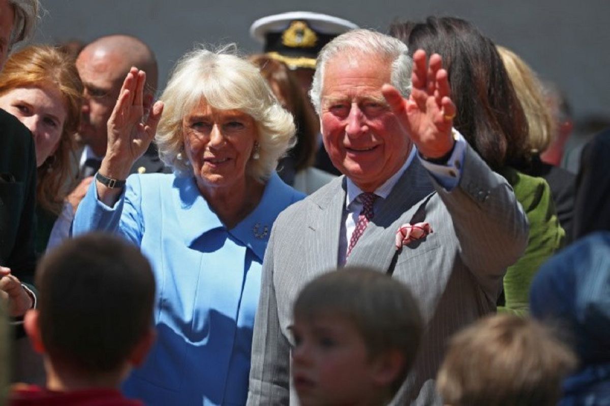 Pangeran Charles dan istrinya Camilla disuntik vaksin COVID-19