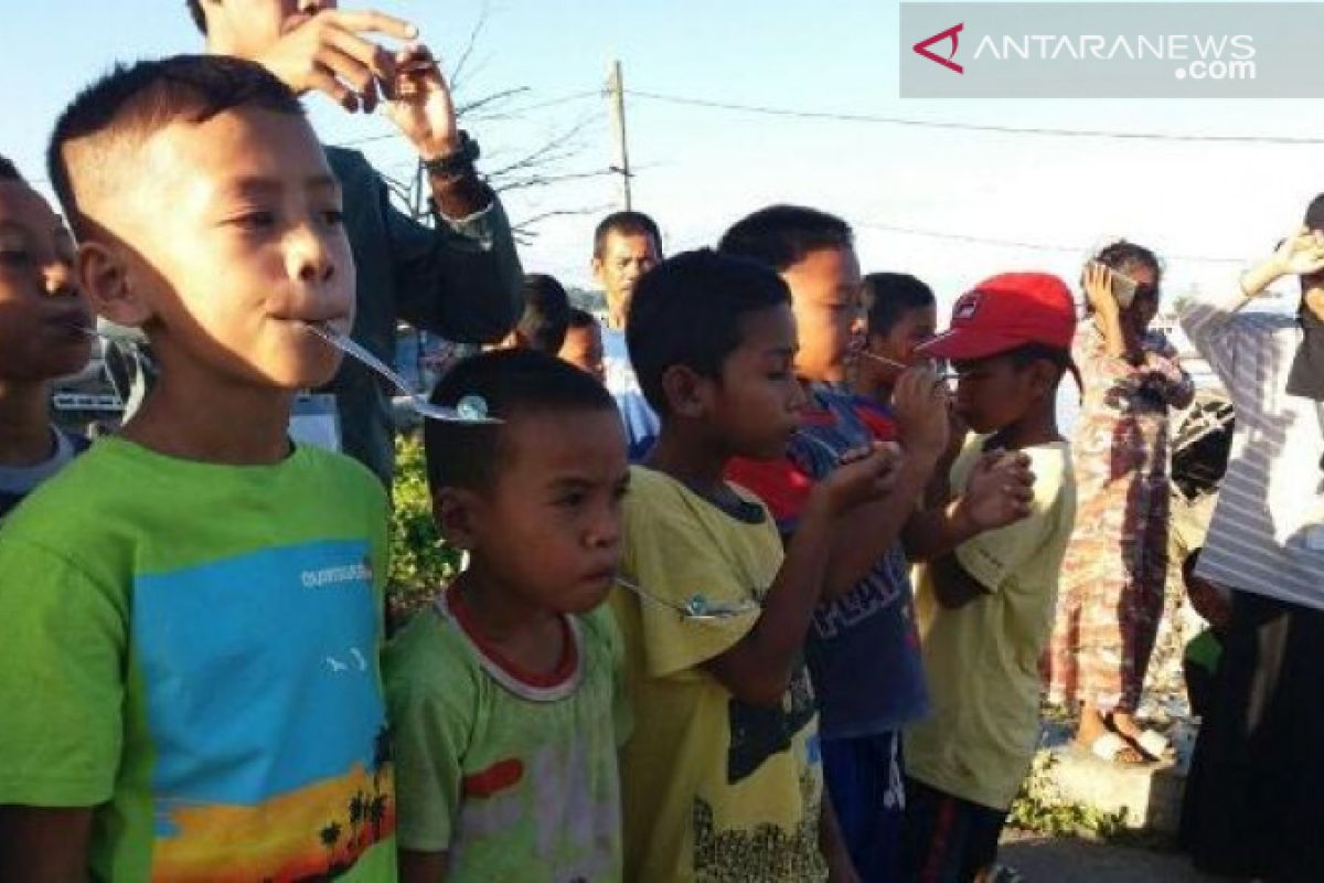 Mahasiswa UHO perkenalkan permainan tradisional bagi anak pantai