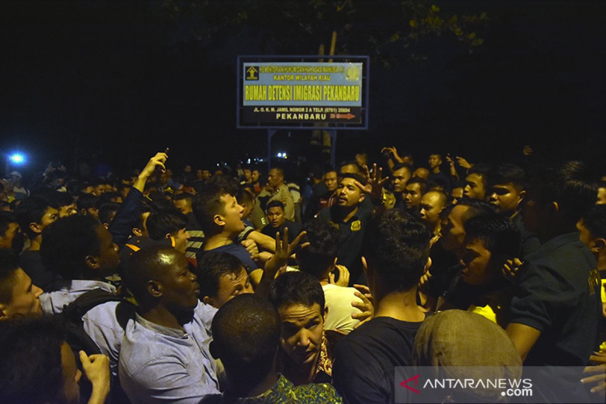 Ratusan pengungsi demo di kantor Rudenim Pekanbaru