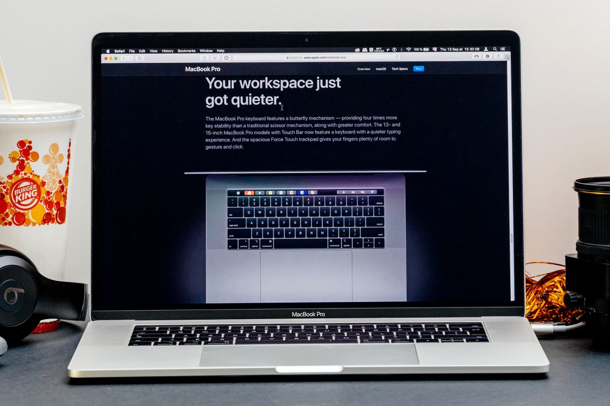 Jangan lupa lepas penutup kamera MacBook