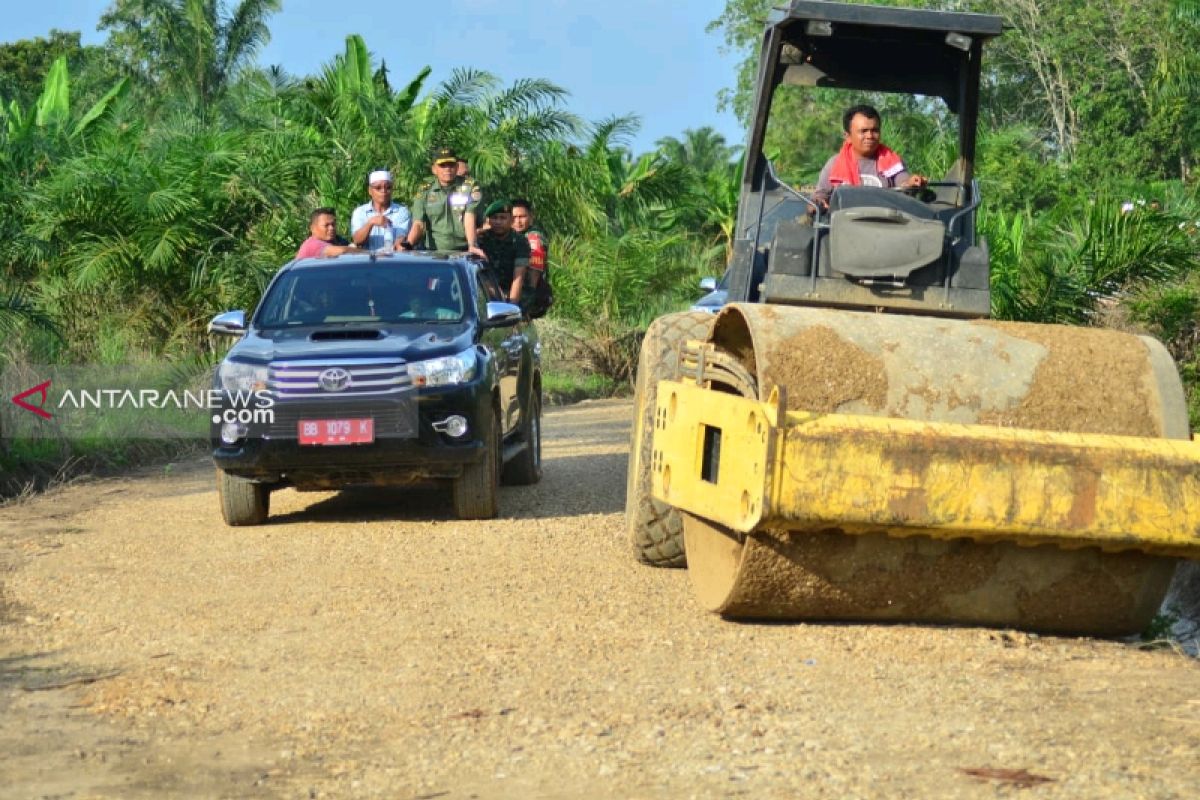 Satgas TMMD kerahkan alat berat untuk pengerasan jalan Desa Hutaraja Lamo