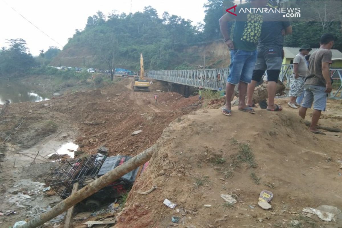 Mobil  bak terbuka terperosok di Sampara Konawe