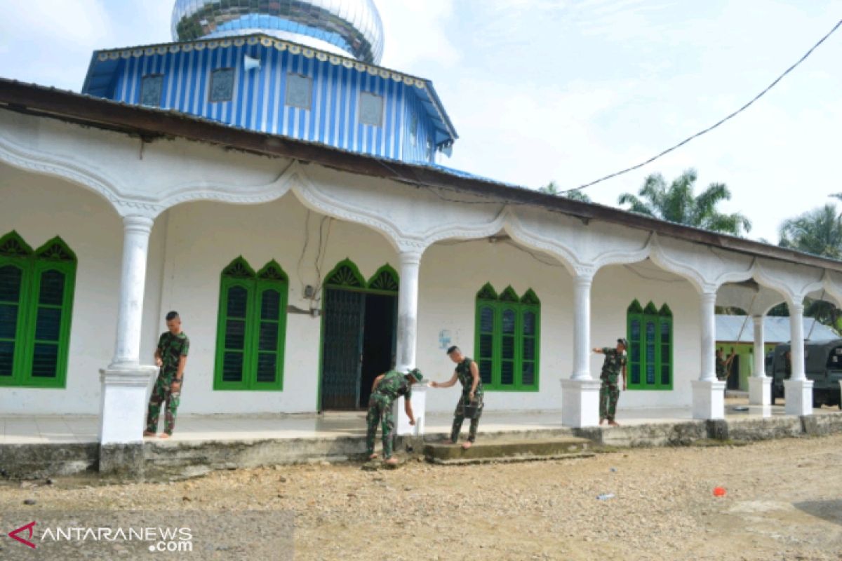 Satgas TMMD Kodim 0212 lakukan pengecatan Masjid Raya Hutaraja Lamo