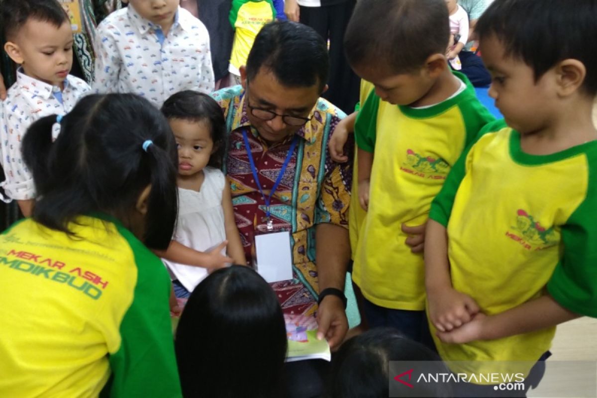 Orang tua dianjurkan perkenalkan buku ketimbang gawai pada anak