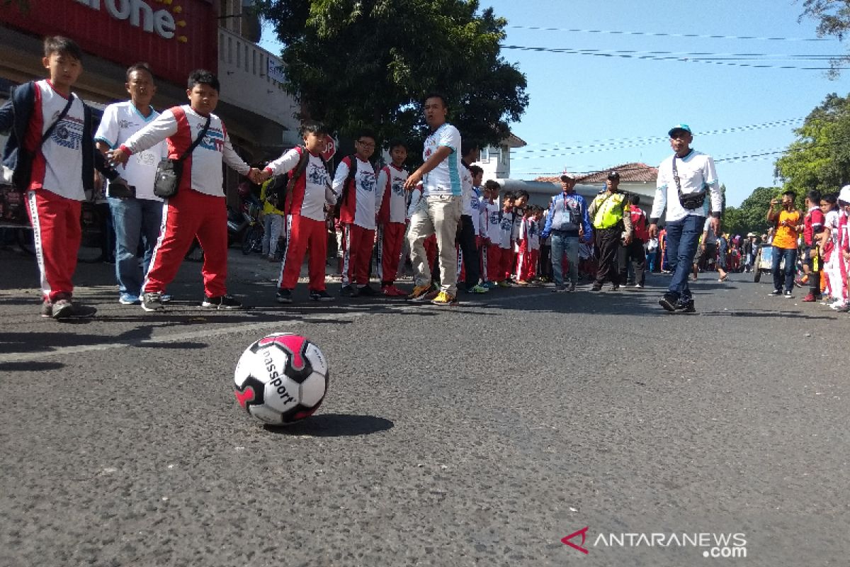 Tiga ribu anak menggiring bola untuk bangkitkan semangat jadi bintang