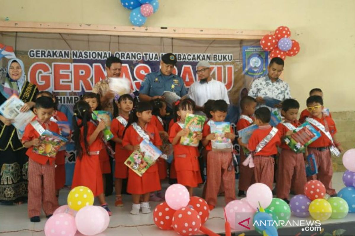 Pemkab Bangka Tengah dorong orang tua membiasakan membaca depan anak