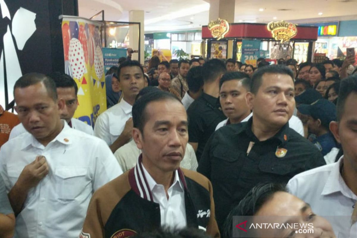 Jokowi dan keluarga malam mingguan di mal Solo