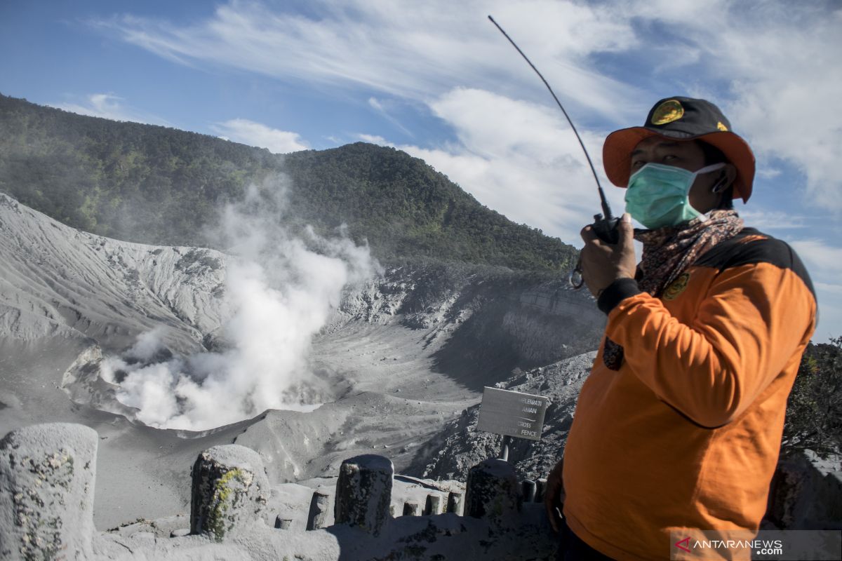 Belasan wisata alami sesak nafas akibat erupsi Gunung Tangkuban Parah