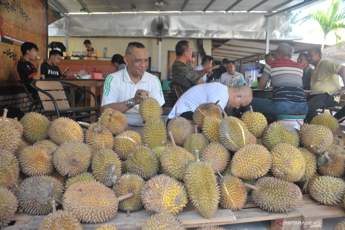 Makan durian sepuasnya sambil minum kopi di Kopinian