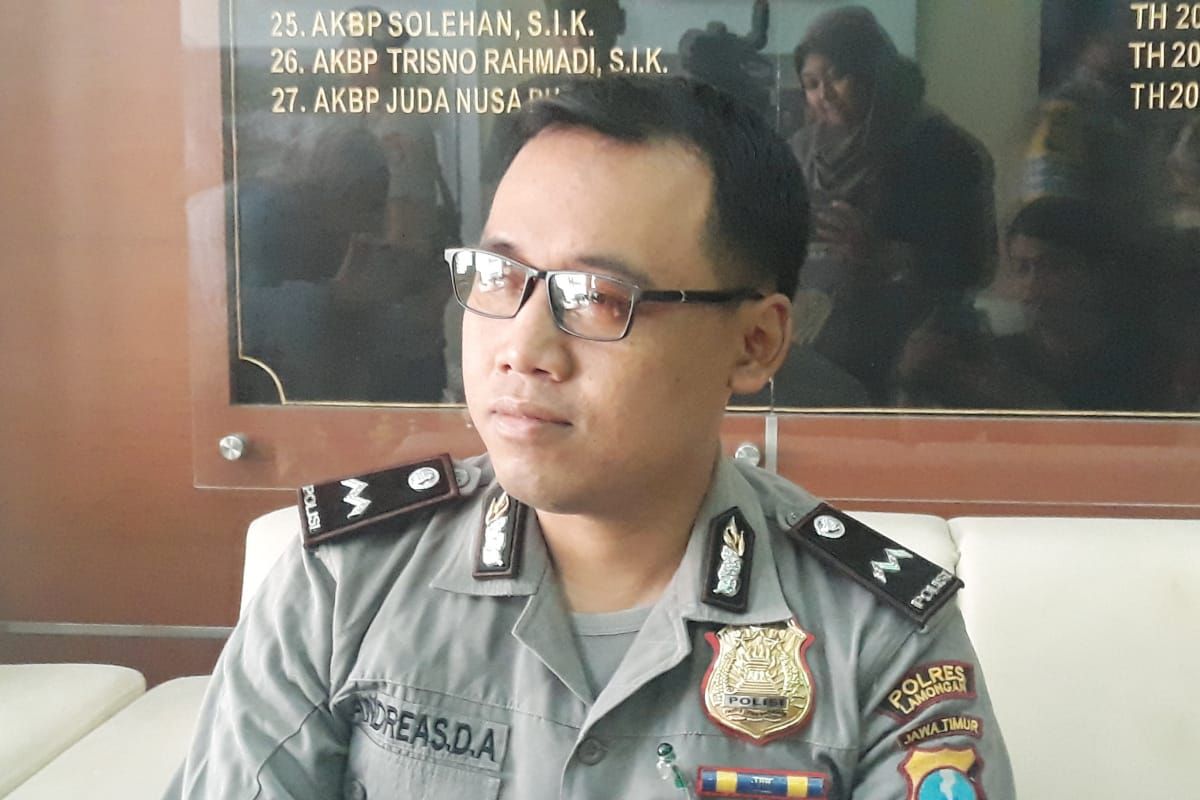 Teroris lawan polisi dengan ketapel