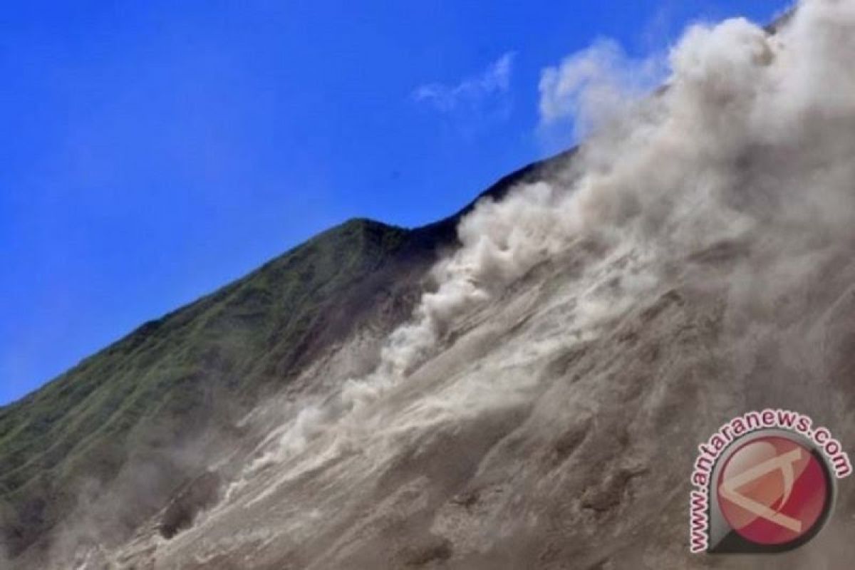 Guguran lava Karangetang meluncur ke kali Pangi-Nanitu