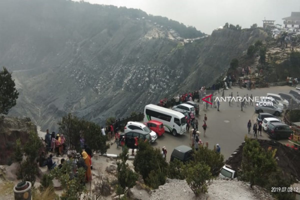 Tangkuban Perahu kembali meletus