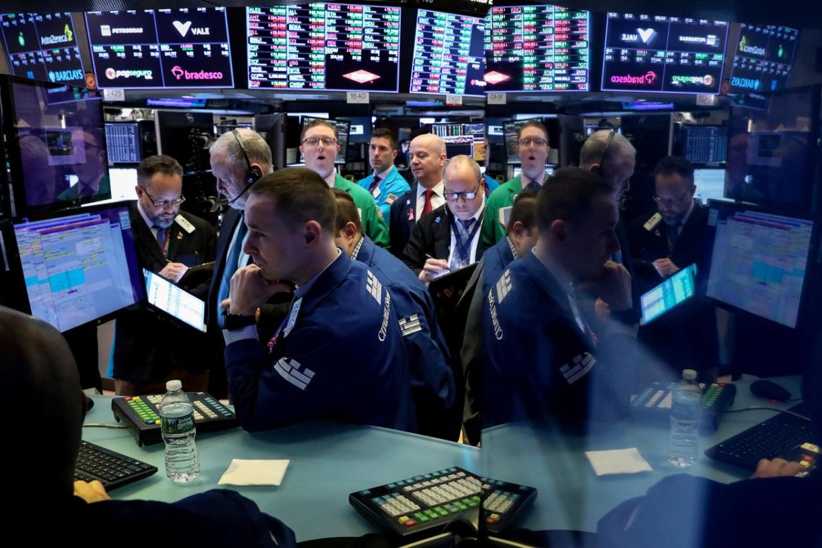 Wall Street berakhir menguat karena sentimen pasar terangkat laporan laba perusahaan