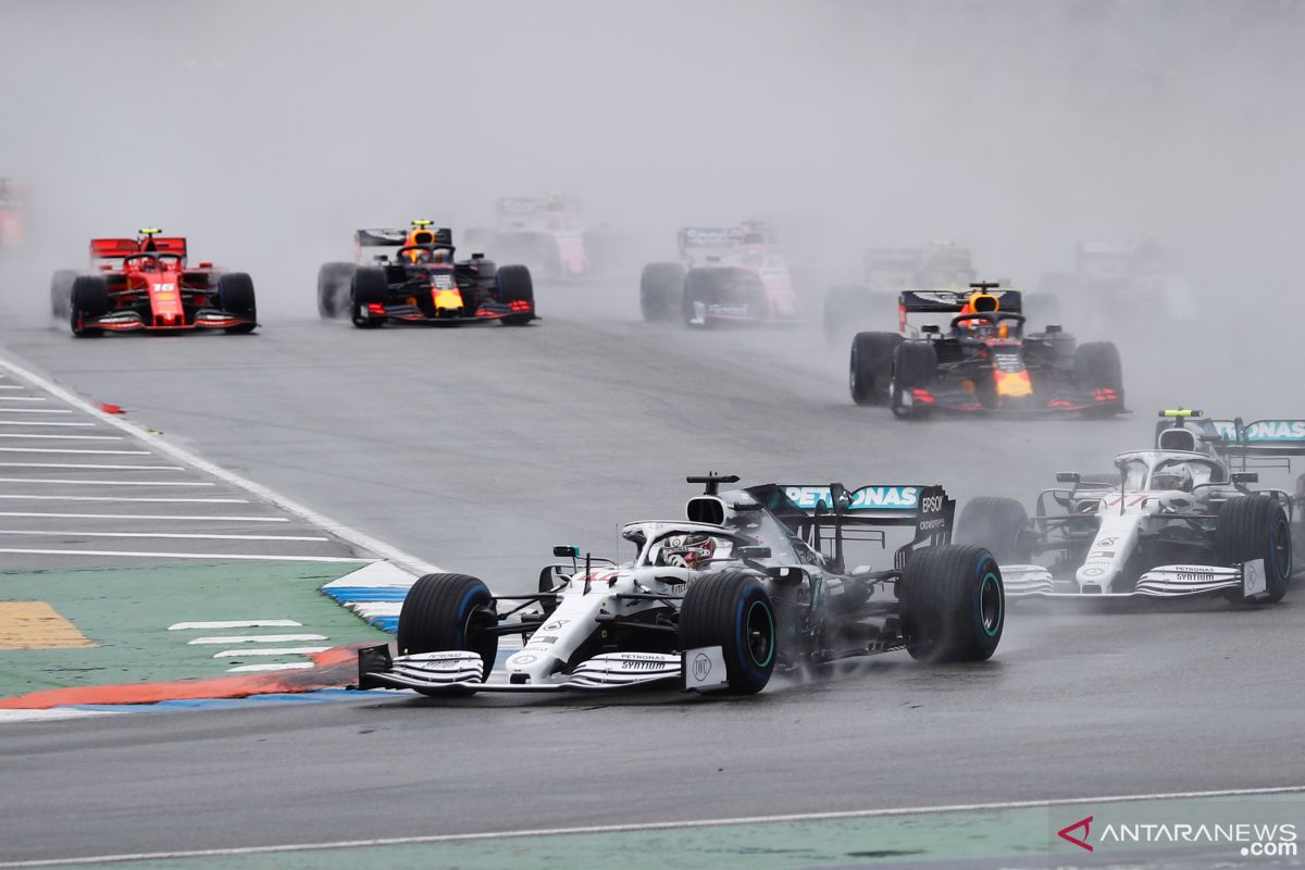 Lewis Hamilton incar podium juara di Grand Prix Singapura
