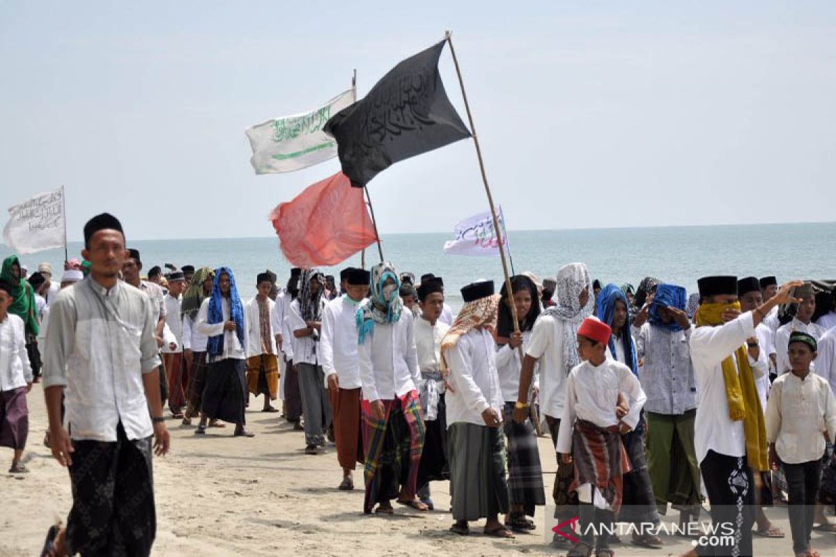 Ratusan santri bubarkan pengunjung pantai di Aceh Timur