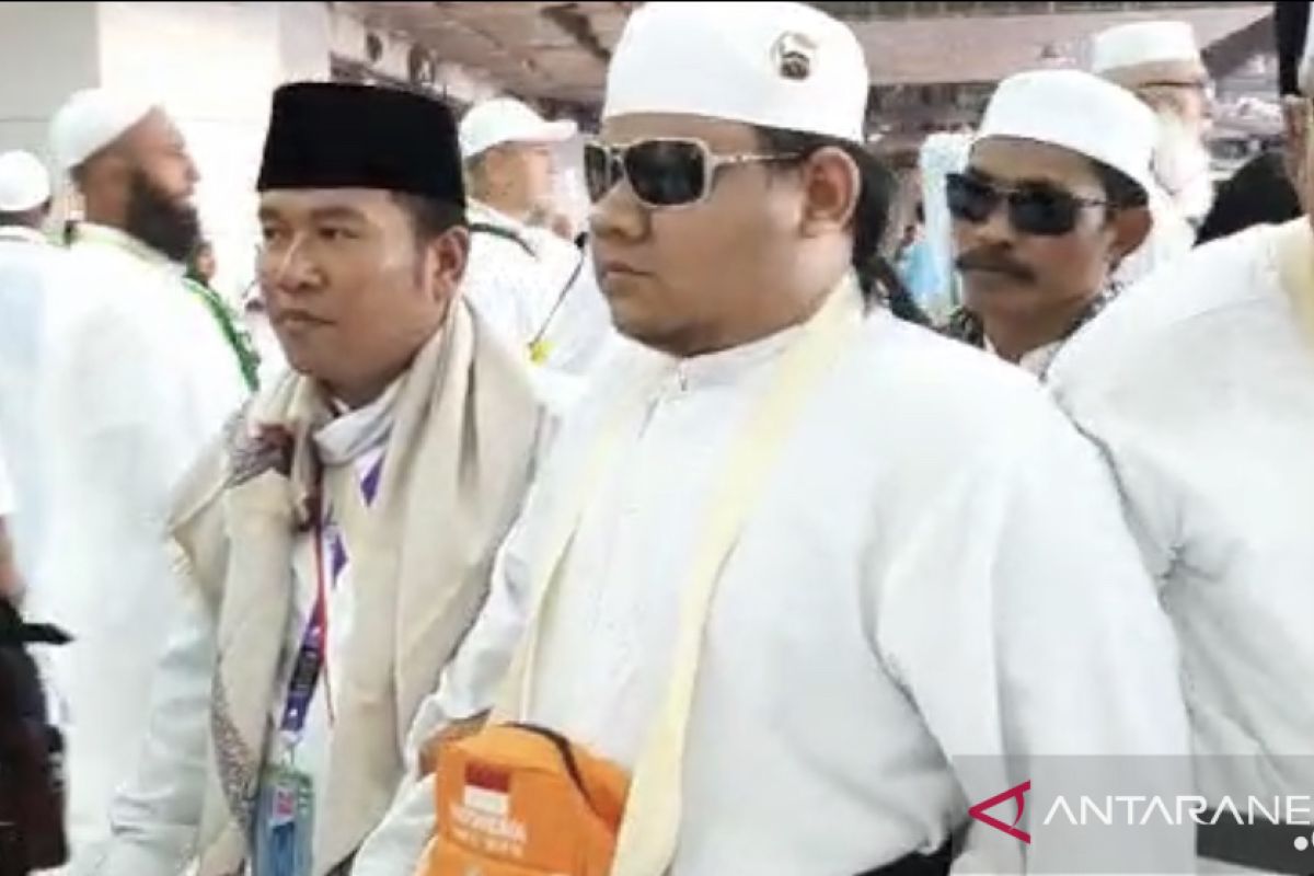 Kisah Subro, calon haji Banten tunanetra memeluk Ka'bah