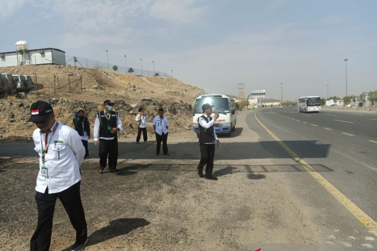 Petugas haji survei jalur safari wukuf untuk jamaah sakit di Mekkah