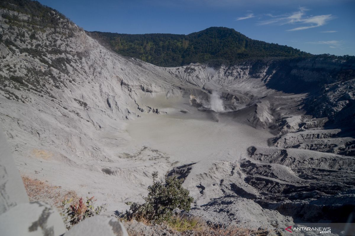 Status Gunung Tangkuban Parahu Minggu  malam normal