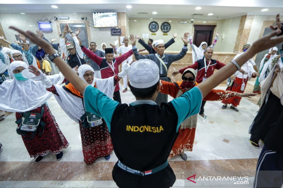 Jamaah haji Riau senam kebugaran di lobi hotel