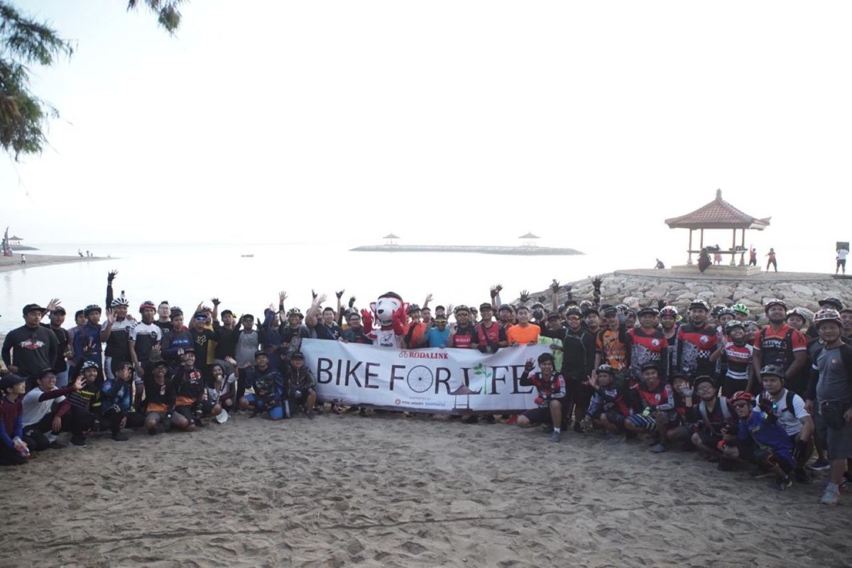 Rodalink bersama warga bersihkan Pantai Sanur