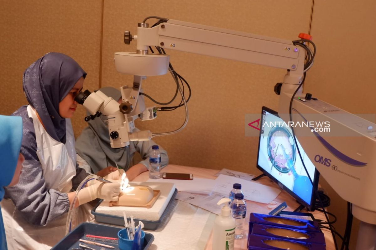 Puluhan dokter mata dalami operasi katarak modern fakoelmusifikasi