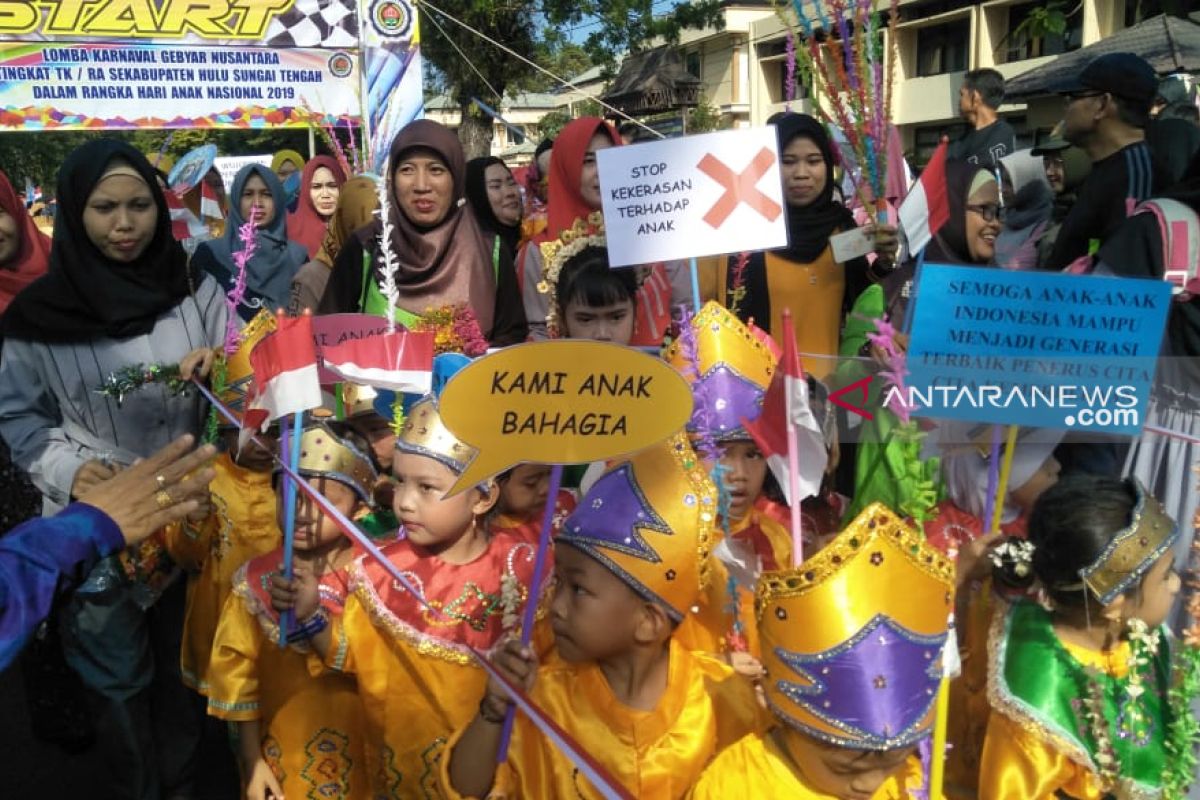 Chairansyah dan Ernawati lepas karnaval gebyar Nusantara HST 2019