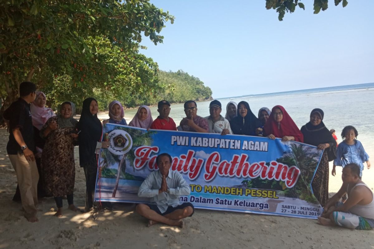 PWI Agam pererat kekeluargaan melalui "family gathering" di Mandeh