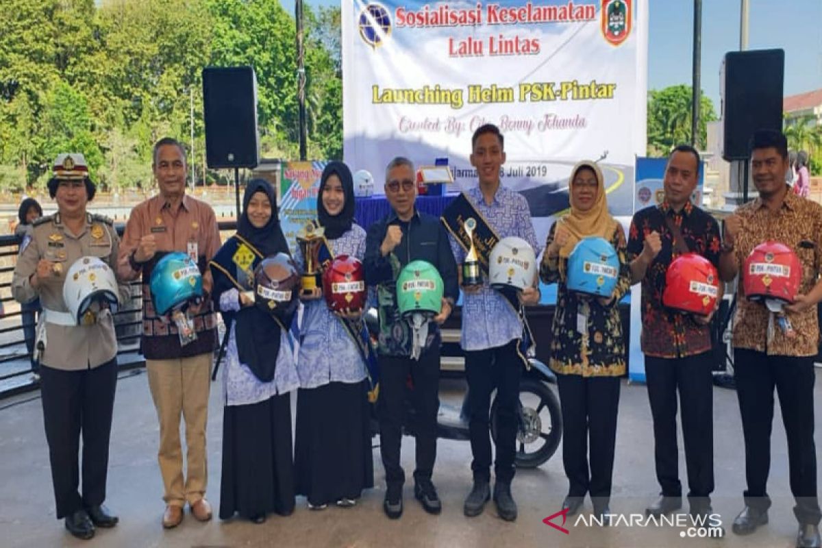 Helm Pasang Satukan Klik-Pintar kreasi siswa SMAN 1 Banjarmasin diluncurkan