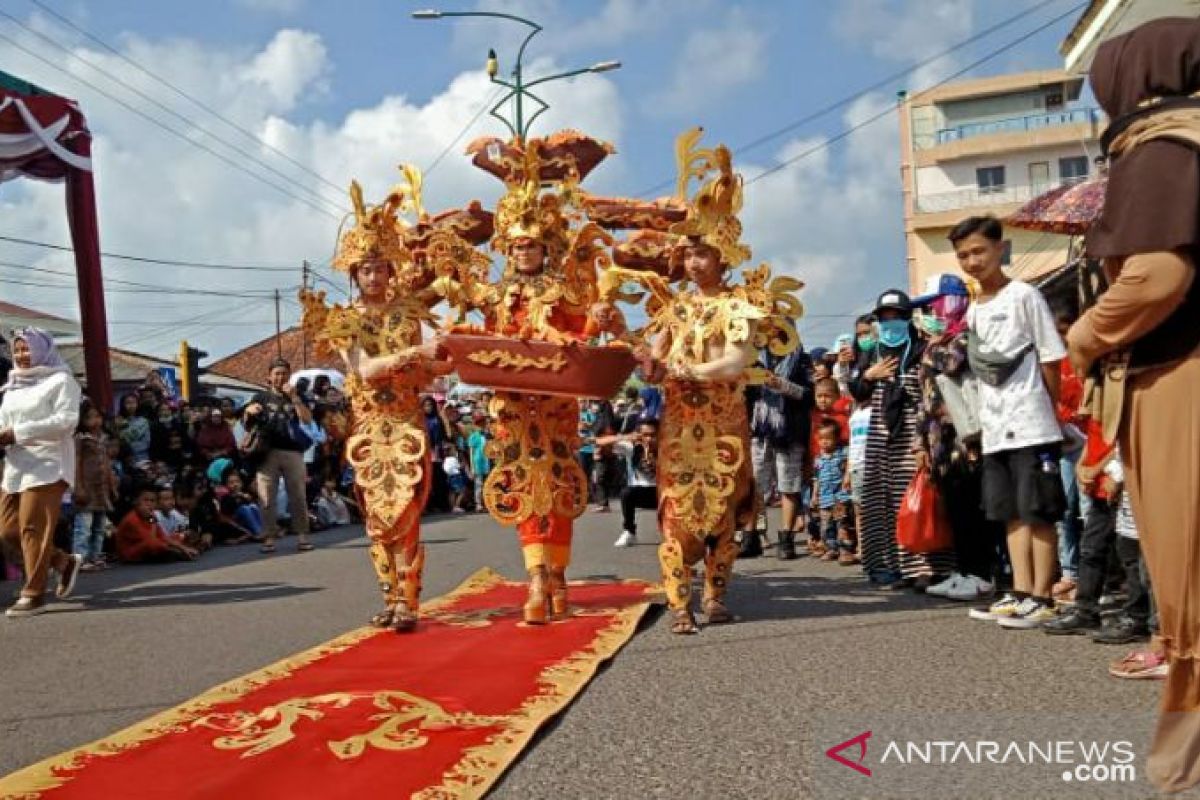 Puluhan peserta fashion carnival meriahkan TCOF