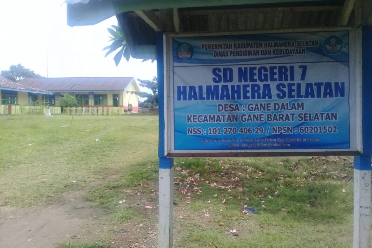 Kegiatan belajar memulih di daerah terdampak gempa Halmahera Selatan