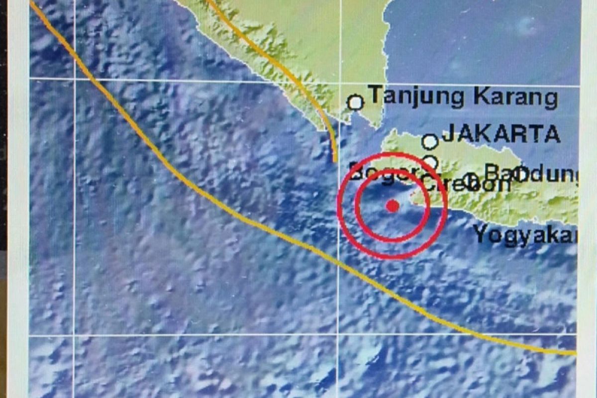 Tim gabungan evakuasi warga Ujunggenteng Sukabumi pascagempa