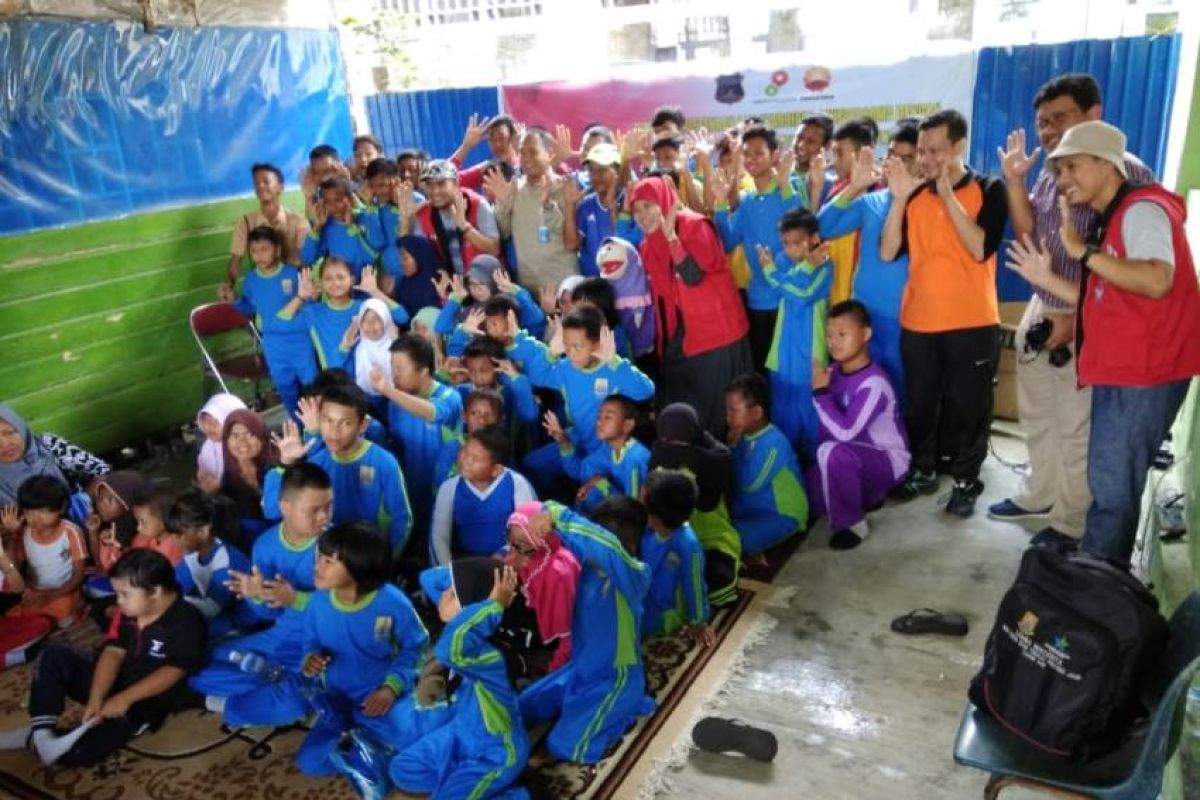 Puluhan siswa SLB antusias simak dongeng 